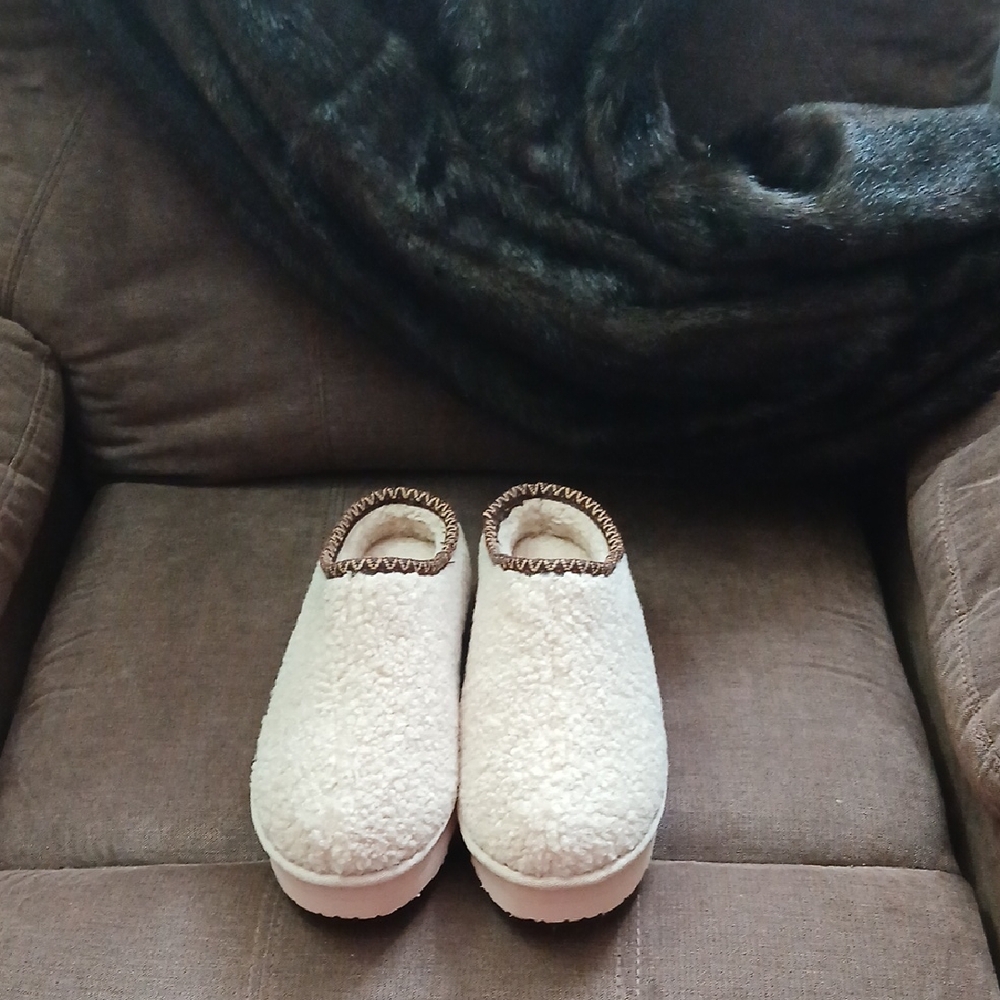 BearPaw Cream Mules